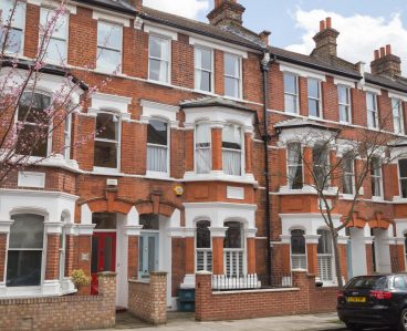 G6MF61 exterior of Victorian red-brick townhouse facades on Calabria Road in Highbury, London N5, England, UK